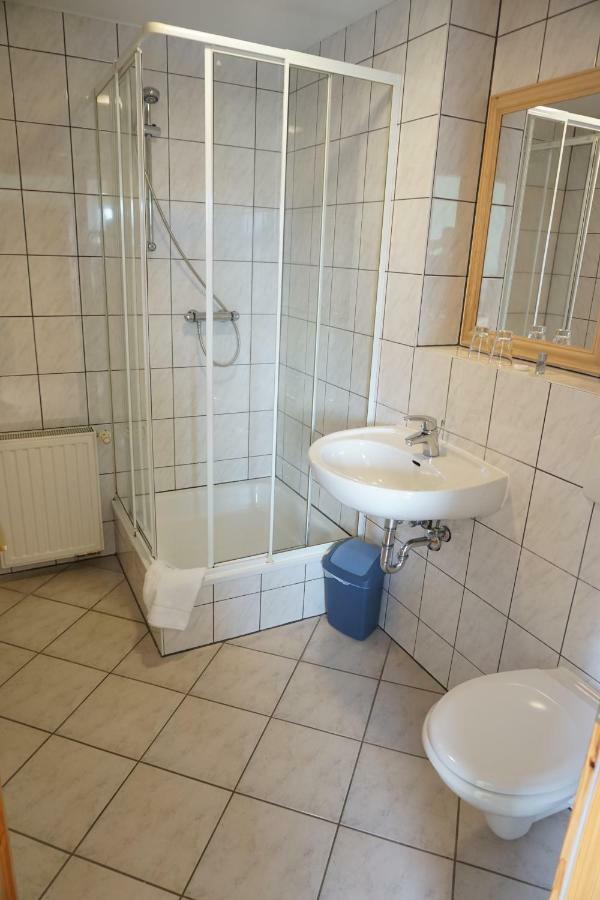 Hotel Am Bahnhof Waren  Eksteriør bilde