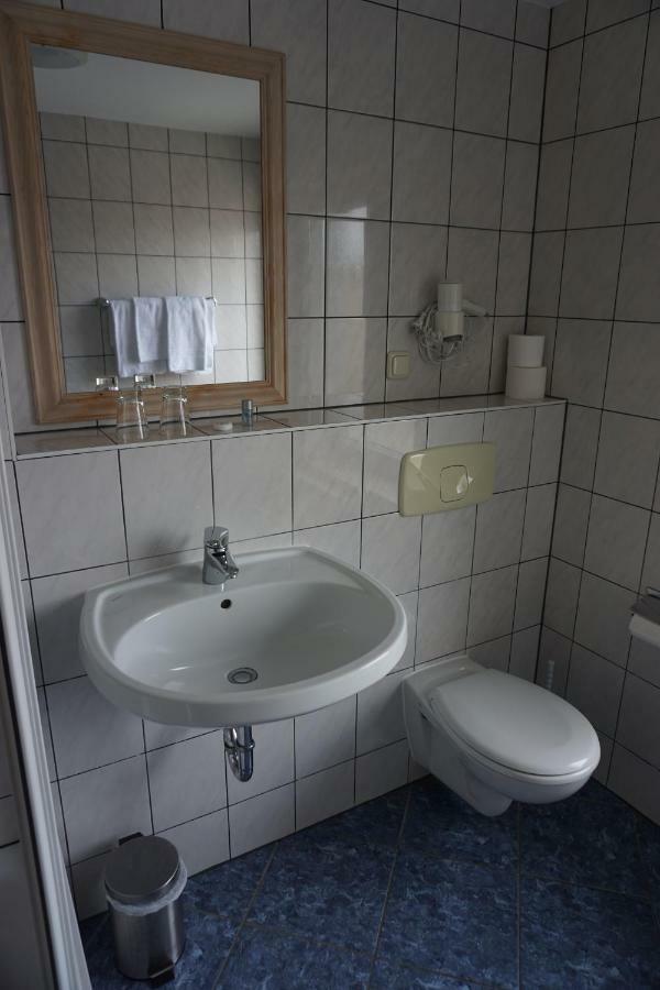 Hotel Am Bahnhof Waren  Eksteriør bilde
